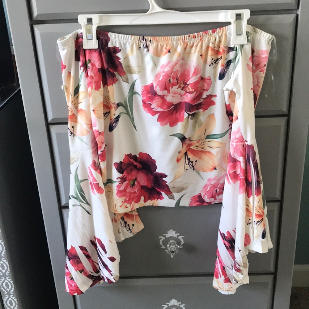 Off the shoulder bell sleeve cropped floral shirt